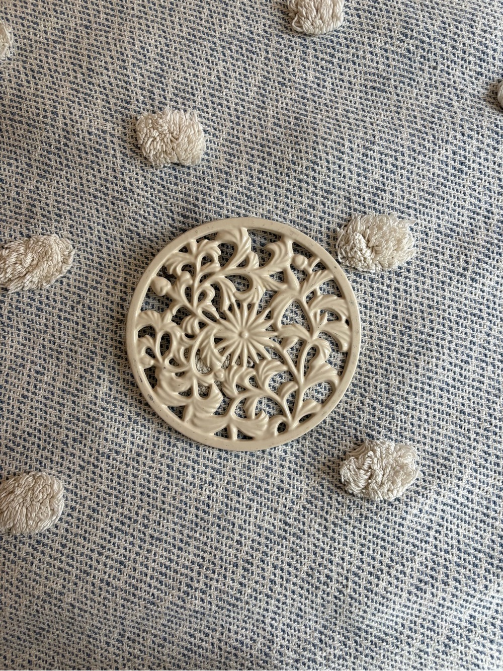 Cream trivet - Picture 3 of 3
